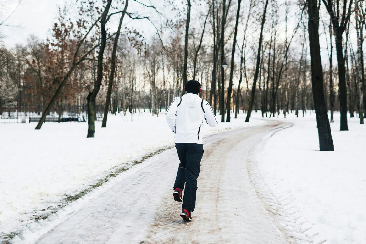 Camminare in inverno fa bene al corpo o presenta rischi da conoscere per la salute