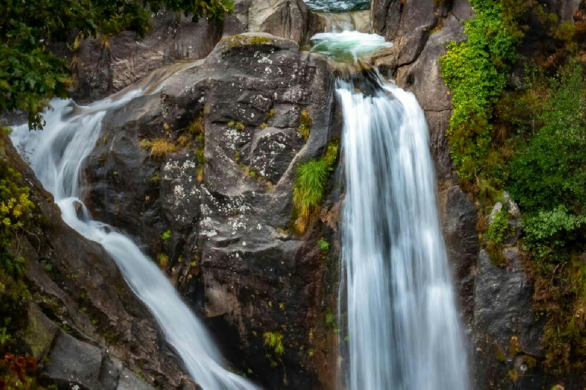 Nel cuore dell’Europa una cascata spettacolare domina un paesaggio da fiaba senza tempo