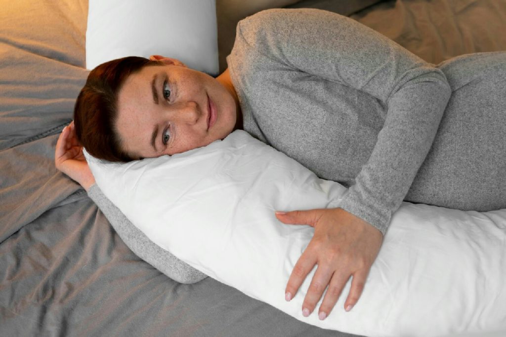 Guida completa per capire se dormire con il cuscino migliora il riposo notturno