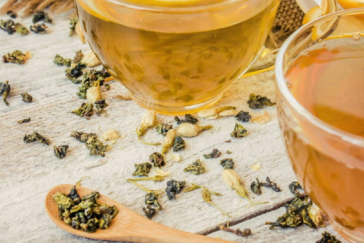 Mal di testa forte: le tisane più efficaci e i consigli per usarle correttamente ogni giorno