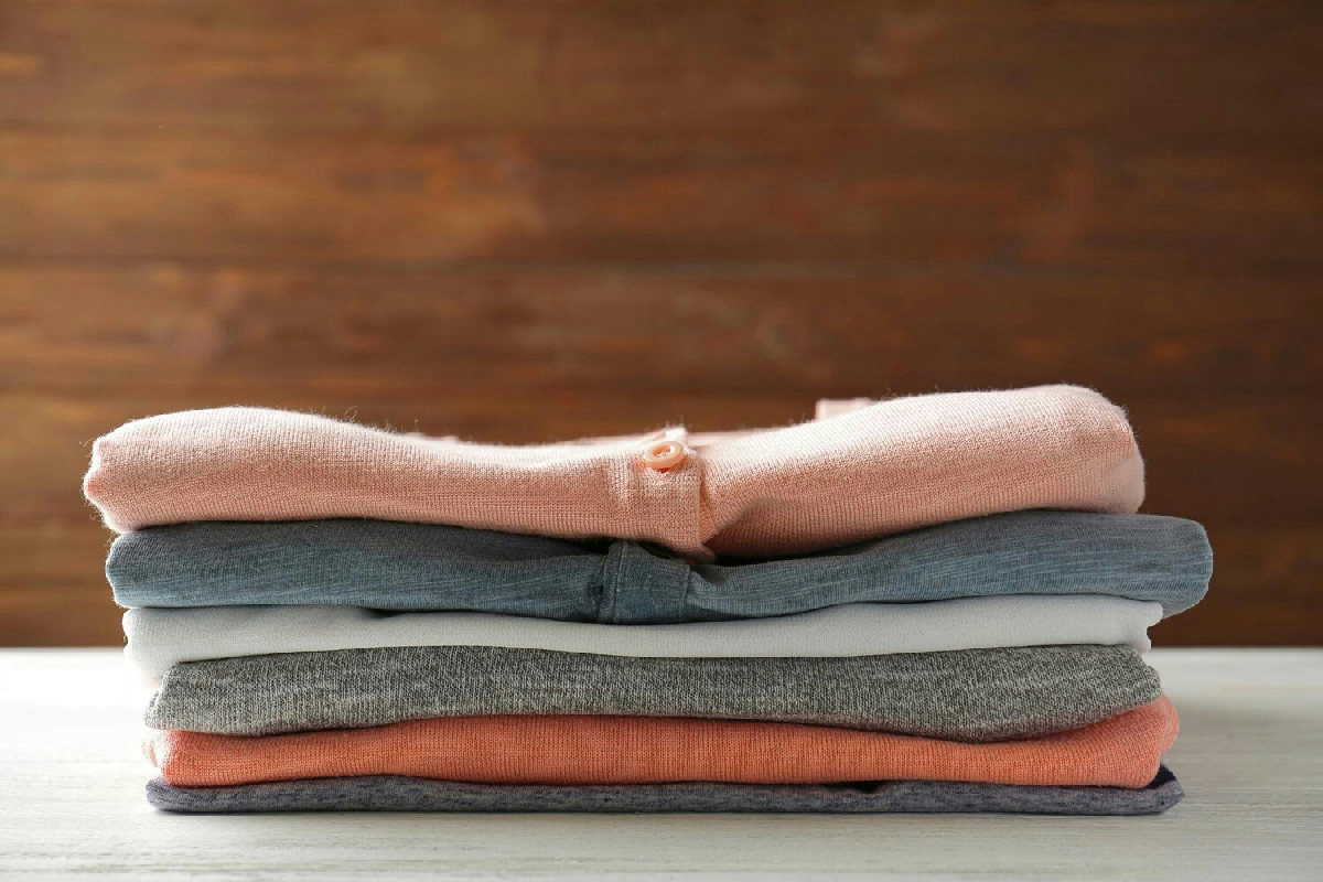 Quando il tempo scarseggia, 4 accorgimenti eliminano per sempre la necessità di stirare i vestiti in casa