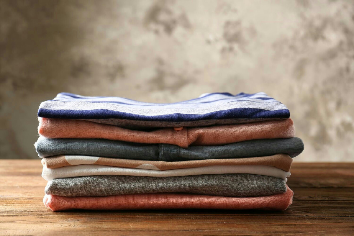 Quando il tempo scarseggia, 4 accorgimenti eliminano per sempre la necessità di stirare i vestiti in casa